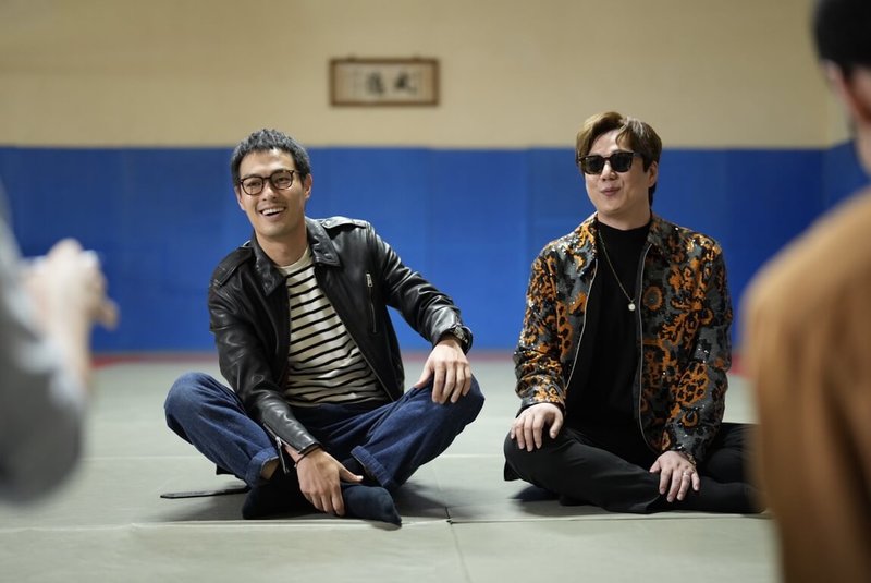 金曲台語歌王蕭煌奇（右）在戲劇「接招吧！製作人」飾演同名歌手角色「蕭煌奇」，與飾演製作人的楊祐寧（左）合作，產生許多火花。（壹壹影業提供）中央社記者洪素津傳真　115年9月21日
