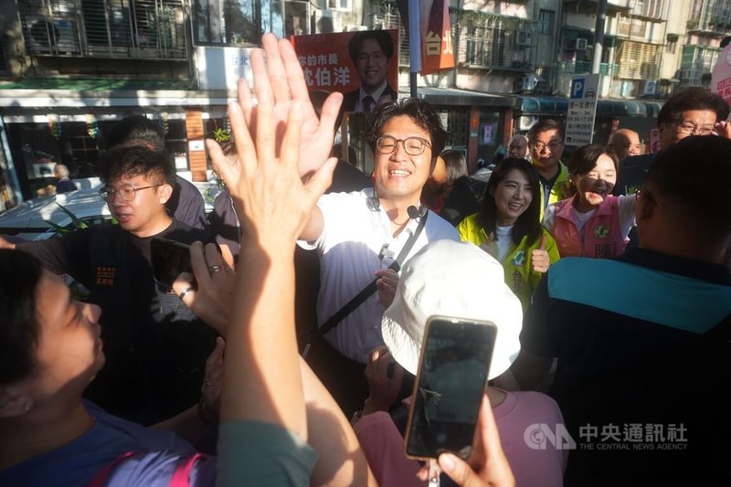 民進黨台北市長參選人沈伯洋（中）21日上午在社子公園拜票，向選民爭取支持，並與熱情支持者擊掌致意。中央社記者徐肇昌攝　115年9月21日