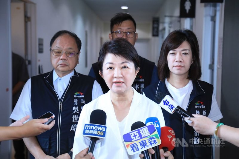 台中市長盧秀燕（前中）21日列席市議會備詢前受訪表示，她最重要的施政目標就是要改善空污，過去幾年成效良好，最重要也是最後一步就是中火的減煤拆煤，這是對中部居民的許諾，現在已經做到了。中央社記者趙麗妍攝　115年9月21日