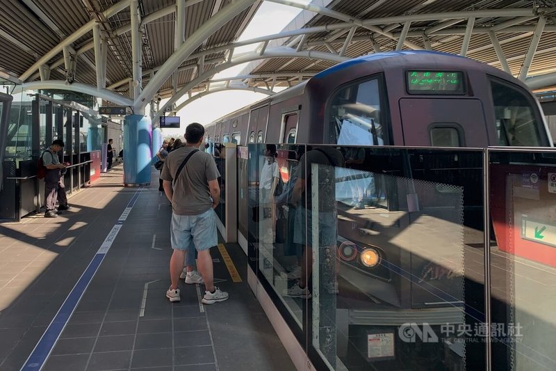 桃園大眾捷運公司表示，2026台灣設計展9月24日至10月11日在桃園舉行，尖峰時段將在A12機場第一航廈站至A21環北站區間，每小時雙向共增開8列加班車疏運。中央社記者吳睿騏桃園攝　115年9月21日