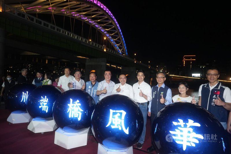 台北市長蔣萬安(右4)與新北市長侯友宜(右5)、國民黨新北市長參選人李四川(右6)等人,21日出席中正橋改建工程之川端橋啟用典禮,比讚合影。中央社記者徐肇昌攝 115年9月21日