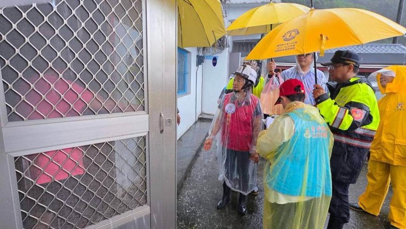 適逢921國家防災日,國民黨花蓮縣長參選人游淑貞(左)強調落實全域韌性治理,從災後搶修進一步走向災前整備。圖為游淑貞關心保全戶撤離情形。(游淑貞競總提供)中央社記者李先鳳傳真 115年9月21日