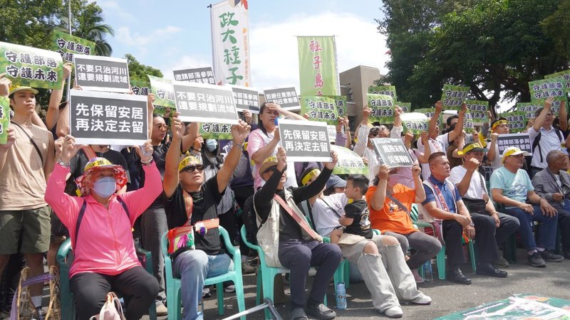 花蓮馬太鞍溪堰塞湖事件將滿週年，當地跨部落青年聯盟21日赴行政院陳情，呼籲政府重建方案需由部落共同決定。（聯盟提供）中央社記者張雄風傳真　115年9月21日
