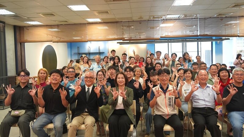屏東客庄產業培力課程結訓典禮暨成果展21日在屏東客家文化中心登場，縣長周春米（前中）勉勵學員，將特色轉化成具辨識度與競爭力的客庄品牌。（屏東縣政府客家事務處提供）中央社記者黃郁菁傳真　115年9月21日