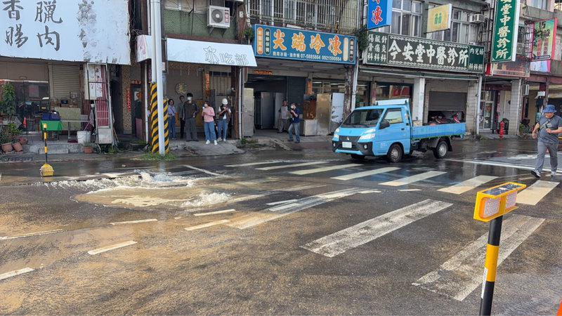 高雄市左營區海功路與左營大路交叉口21日下午路面大量漏水，經勘查為台水制水閥孔蓋冒水，台水已先關閥止水，預計本週完成修繕。（警方提供）中央社記者蔡孟妤傳真　115年9月21日