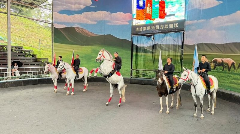 清境農場除可愛綿羊吸引遊客，馬術秀也不可錯過，從高速繞場、整齊列隊到精彩馬術動作接連登場，近距離感受馬匹奔馳而過的震撼。（清境農場提供）中央社記者蕭博陽南投傳真　115年9月21日