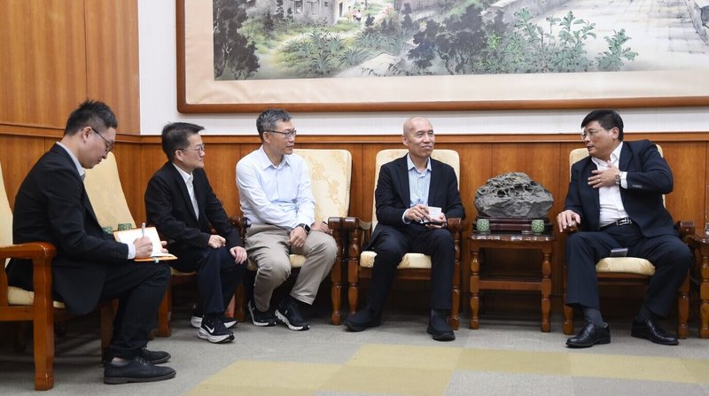 台航公司董事長魏健宏（右2）等一行21日搭乘澎湖輪抵達澎湖，拜會副縣長林皆興（右），盼透過公私協力，持續提升藍色公路運輸服務與旅遊體驗。（澎湖縣政府提供） 中央社　115年9月21日