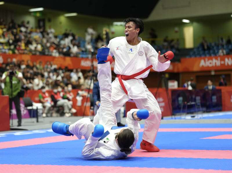 石政中(立者)16強賽以5比1擊敗敘利亞選手穆罕默德。(中華奧會提供)