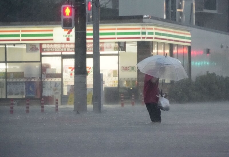 颱風「杜鵑」為日本關東地區帶來大雨，市川市出現積淹水災情。（共同社）
