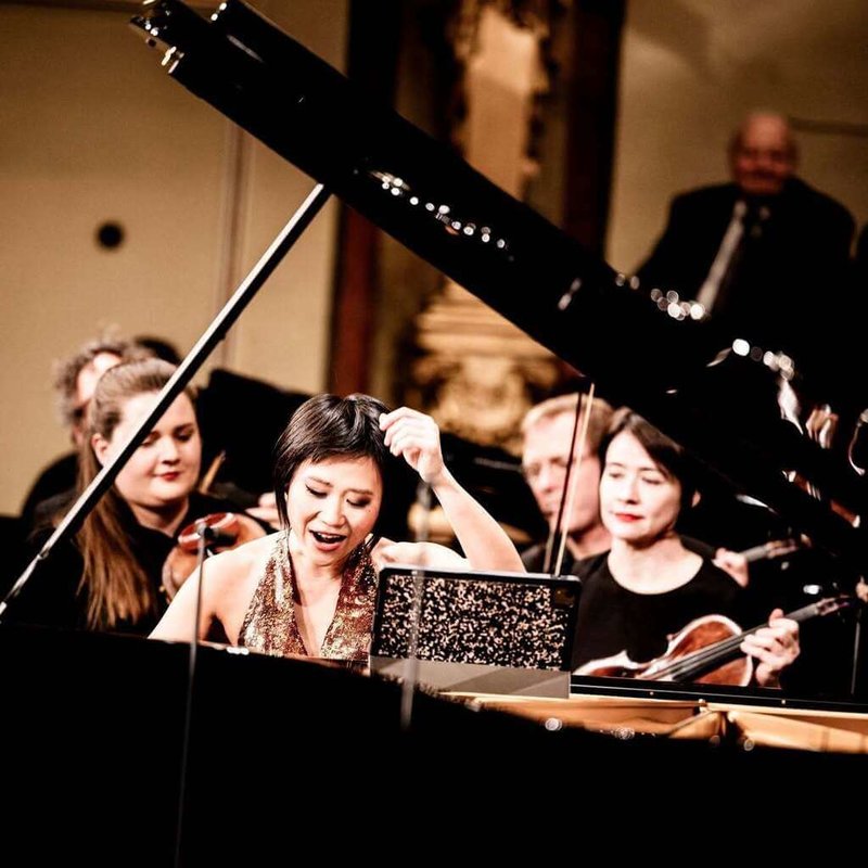 鋼琴家王羽佳（前中）與馬勒室內樂團（Mahler Chamber Orchestra）11月將來台，在北中南舉行音樂會，這次王羽佳不只彈琴，也將擔任指揮。（牛耳藝術提供）  中央社記者趙靜瑜傳真　115年9月22日