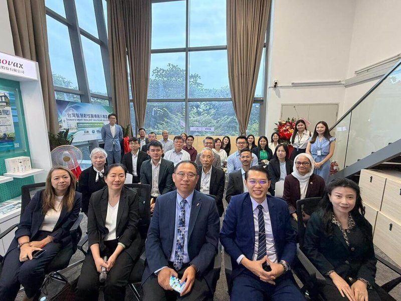 台灣智慧韌性醫療展示專區22日在馬來西亞吉隆坡登場，圖為台馬生技、醫藥及智慧醫療產業代表出席相關活動後合影，透過常態展示與企業對企業（B2B）商務對接，深化台馬生醫產業合作，拓展東協市場。（台馬醫藥生態系中心提供）中央社記者黃自強吉隆坡傳真　115年9月22日