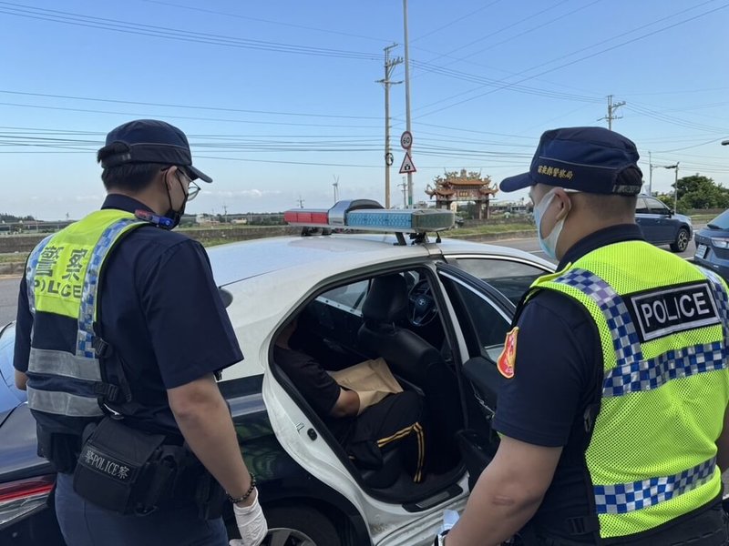 苗栗縣通霄鎮謝姓男子22日在住家持刀刺死胞兄，警方獲報到場以現行犯逮捕並依殺人罪嫌移送。晚間檢察官訊問後，向法院聲請羈押。（警方提供）中央社記者管瑞平傳真　115年9月22日