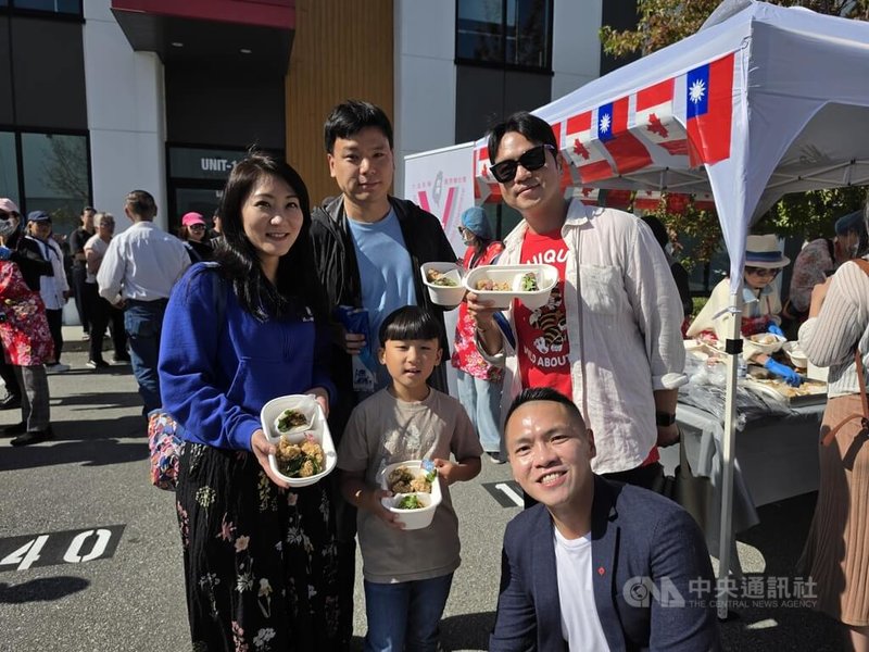 「2026台灣美食國際巡迴講座」抵達溫哥華，以「台灣好食x華語好學」為主題，僑胞熱情參與，不少父母帶著孩子一起來感受台灣美食和文化。加拿大台裔眾議員張瑋麟（前排右1）說，很懷念媽媽曾帶著他去羅東夜市吃刈包的時光。中央社記者程愛芬溫哥華攝　115年9月22日