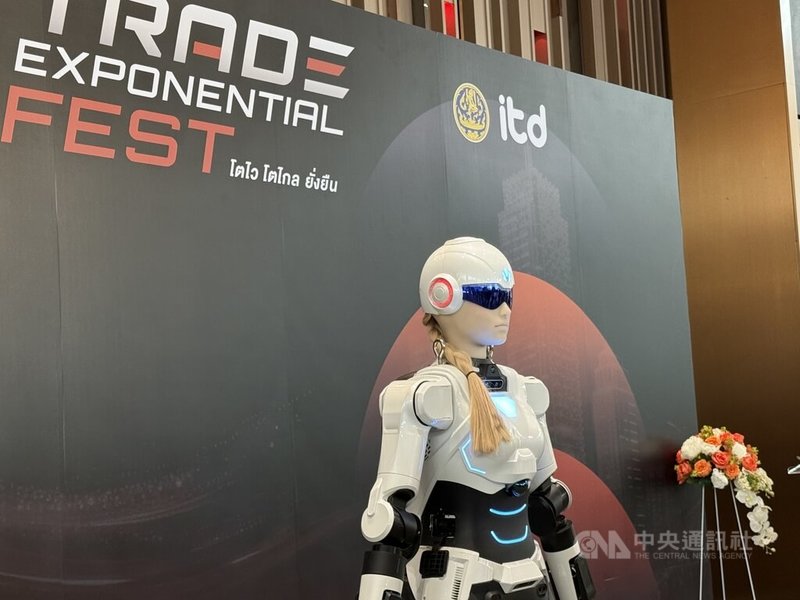 泰国国际贸易与发展研究院22日在曼谷举行「贸易新动能论坛」,有业者在现场展示人形机器人等科技应用。中央社记者李宗宪曼谷摄 115年9月22日