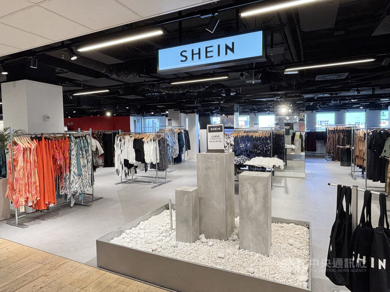 歐盟針對境外進口小包裹課徵3歐元關稅後，Shein等中資電商平台在法國流量顯著下滑。Shein在巴黎的實體店面過了開幕熱潮，也顯得冷清。中央社記者曾依璇巴黎攝　115年9月22日