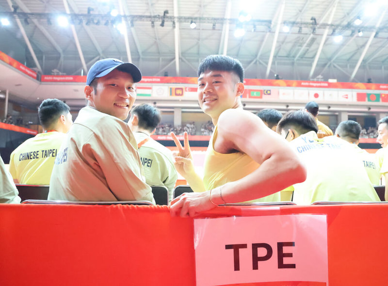 被列為大會第3種子的台灣羽球男子團體,22日在名古屋亞運8強對上泰國,賽前運動部長李洋(前左)特地到場加油,與昔日搭檔王齊麟(前右)在場邊合影。(中華奧會提供)中央社記者黎建忠傳真 115年9月22日