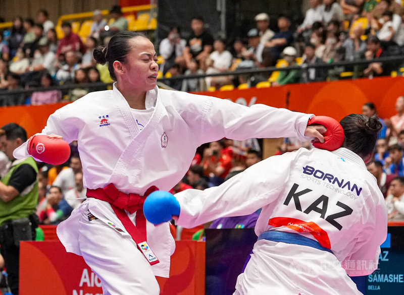 名古屋亞運空手道女子對打55公斤級8強賽22日登場，台灣選手辜翠萍（左）迎戰哈薩克選手，最終落敗，等待敗部復活機會。中央社記者鄭清元名古屋攝　115年9月22日