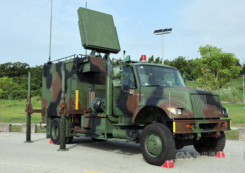 陸軍砲兵訓練指揮部22日在湯山營區辦理「海馬士及短程防空武器裝備陳展」活動，現場陳展包括蜂眼雷達系統等裝備。中央社記者郭日曉攝　115年9月22日