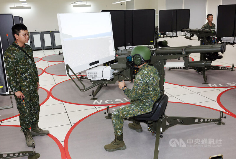 陸軍砲兵訓練指揮部22日在湯山營區辦理「海馬士及短程防空武器裝備陳展」活動，安排人攜式及雙聯裝刺針飛彈系統模擬器介紹。中央社記者郭日曉攝　115年9月22日