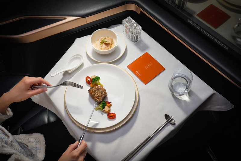 星宇航空股份有限公司22日宣布，台北出發長程航線餐點持續合作7月蟬聯米其林一星的元紀．台灣菜，10月起推出以秋冬時令食材為主軸暖胃餐點。（星宇航空提供）中央社記者黃巧雯傳真 115年9月22日