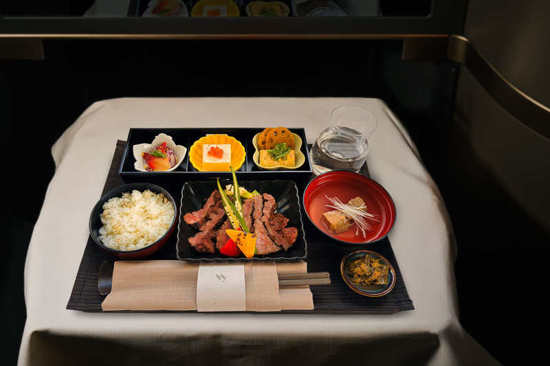 星宇航空股份有限公司22日公布第4季機上餐菜單,其中仙台出發航線合作深耕當地百年品牌「伯養軒」,在商務艙提供網路預選限定牛舌套餐。(星宇航空提供)中央社記者黃巧雯傳真 115年9月22日