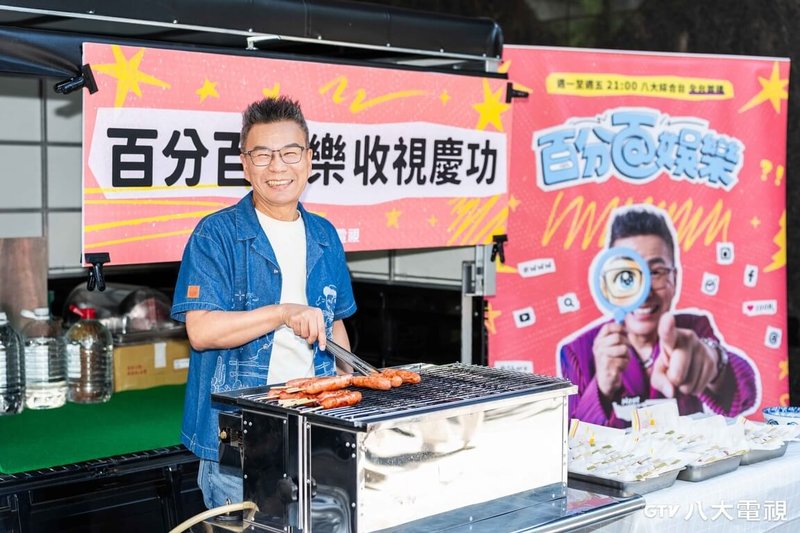 藝人沈玉琳(圖)抗癌成功,主持的節目「百分百娛樂」收視也創佳績,22日特地準備百支香腸與大家同樂慶中秋。(八大提供)中央社記者洪素津傳真 115年9月22日
