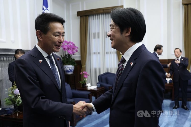 總統賴清德（前右）22日下午在總統府接見「日本維新會官民合作推進協議會」訪問團，賴總統與日本眾議員前原誠司（前左）握手致意。中央社記者吳家昇攝　115年9月22日