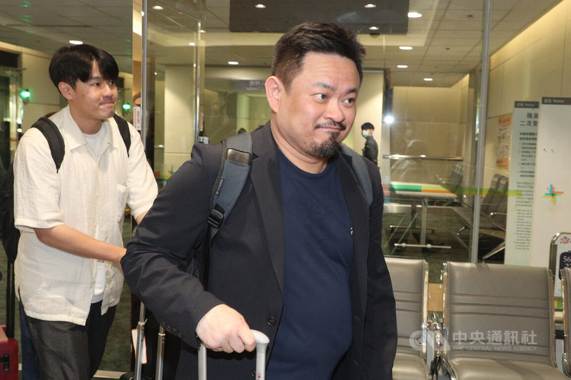 勞動部長洪申翰(右)結束在中國舉辦的APEC人力資源發展部長會議,22日返抵台灣,他表示,此行並未申請台胞證,而是依照慣例以邀請函方式進入中國,並依規定爭取與其他會員同等權利,對等尊嚴要求均獲落實,未遭遇矮化狀況。中央社記者吳睿騏攝 115年9月22日