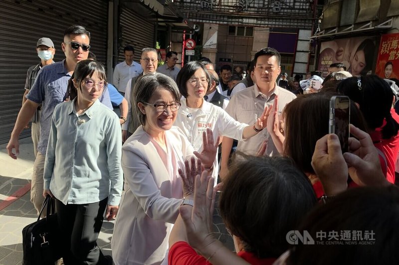 副總統蕭美琴（前左2）與民進黨新北市長參選人蘇巧慧（前左3）22日一同前往板橋後埔福德宮祈福，民眾擊掌歡迎。蕭美琴表示，「希望年底可以跟大家一起驕傲地說，我的市長是蘇巧慧」。中央社記者王鴻國攝　115年9月22日
