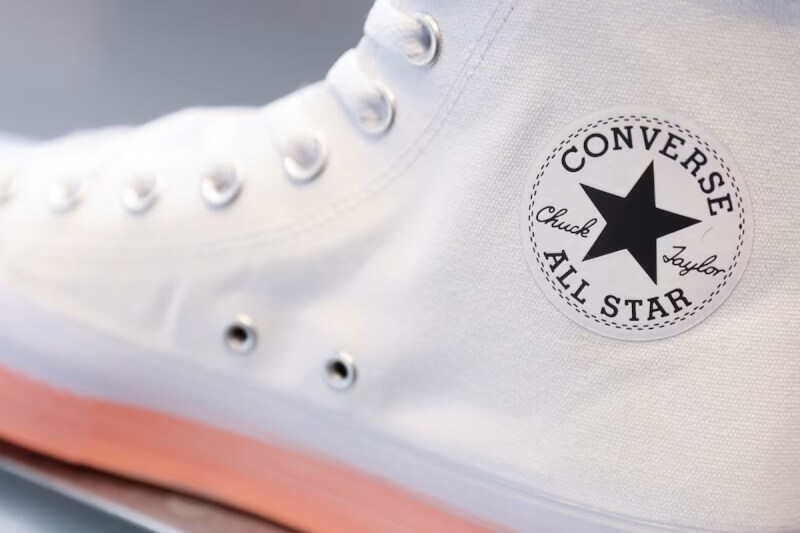 Converse近日平面广告引发争议，内容图像遭大量网友批评涉及美国种族主义组织3K党私刑。图为纽约一处畅货中心内销售的帆布鞋。（路透社）