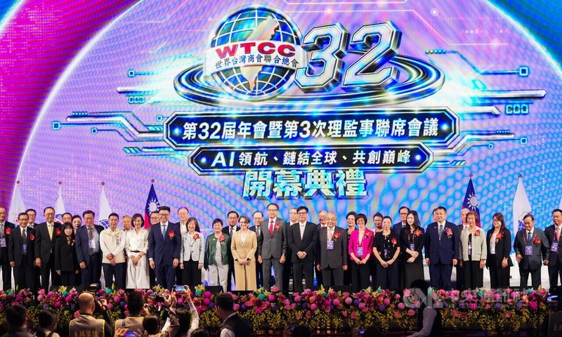 世界台灣商會聯合總會第32屆年會暨第3次理監事聯席會議開幕典禮22日上午在高雄舉行，副總統蕭美琴（前右12）、高雄市長陳其邁（前右10）等出席。中央社記者蔡孟妤攝　115年9月22日