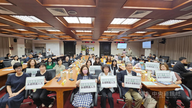 衛福部自民國111年起推動住院整合照護服務，為討論計畫成效，民進黨立委王正旭（前排右2起）、林月琴共同舉辦公聽會，邀請衛福部次長林靜儀及相關團體出席。中央社記者曾以寧攝　115年9月22日
