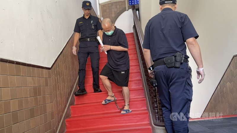 雲云科技負責人曾志新（中）涉殺害梁姓技術長，一審判處無期徒刑。二審台灣高等法院22日開庭，曾男由法警提解到庭。中央社記者劉世怡攝　115年9月22日
