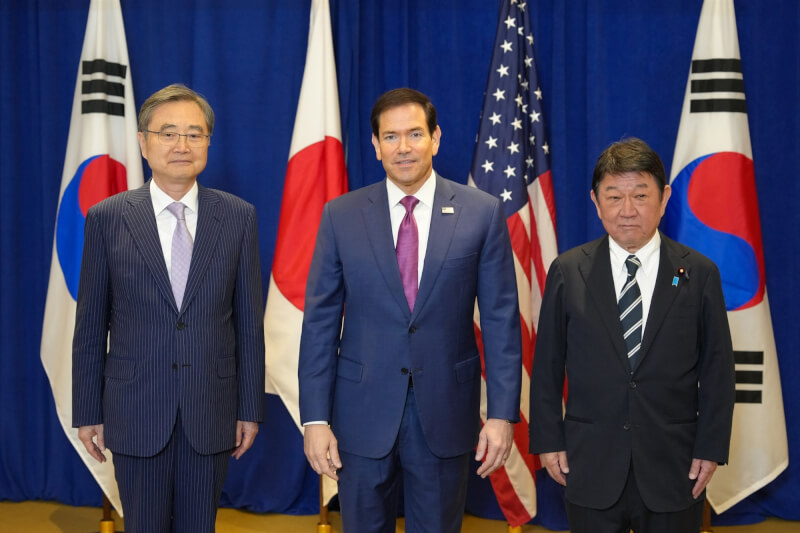 美國國務卿盧比歐（中）21日在紐約與南韓外交部長趙顯（左）及日本外務大臣茂木敏充（右）會面並發布聯合聲明。（圖取自x.com/SecRubio）