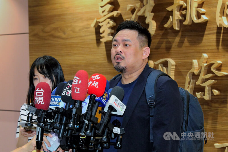 勞動部長洪申翰（右）結束在中國舉辦的APEC人力資源發展部長會議返台，22日在桃園國際機場接受媒體聯訪表示，APEC其實是個非常強調合作的平台架構，針對這部分，未來跟其他的國家可以有更多合作的機會，「這也是我們非常期待的事情」。中央社記者吳睿騏桃園機場攝　115年9月22日