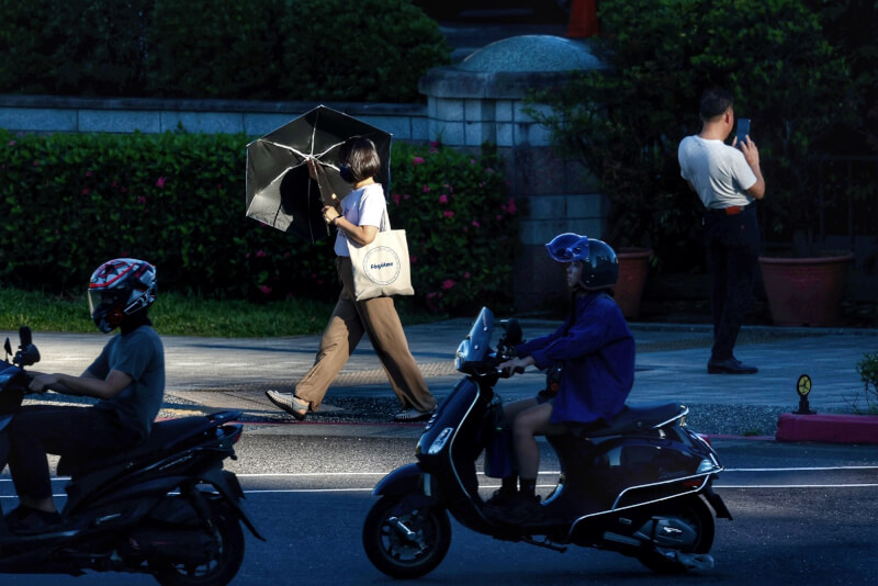 氣象署表示27日前天氣大致穩定，颱風舒力基估24、25日生成，對台影響待觀察。圖為台北市中正區民眾手持陽傘前行。（中央社檔案照片）