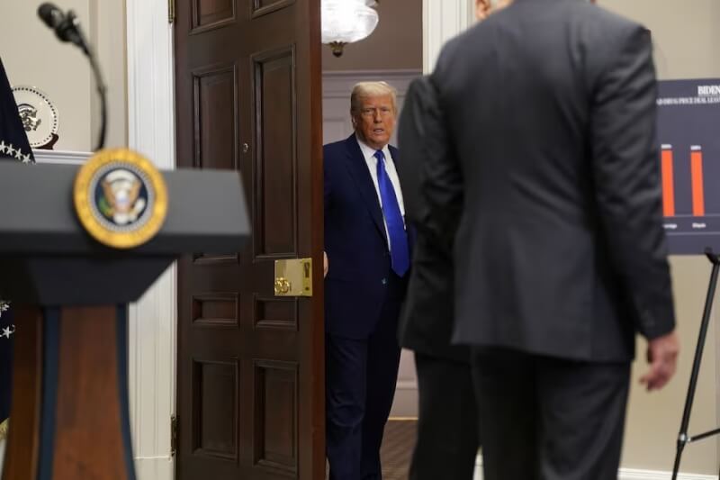 美國廣播公司（ABC）、哥倫比亞廣播公司（CBS）、CNN、福斯新聞及美國國家廣播公司（NBC）21日聲明，暫停對總統川普（後）的聯合採訪。（路透社）