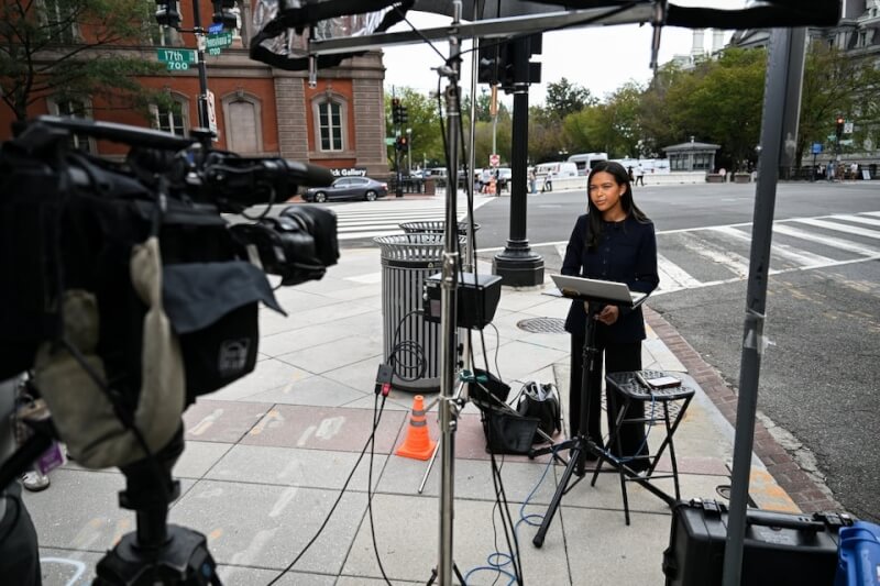 美国总统川普宣布禁止美国媒体CNN、Politico、MS NOW进入白宫后，MS NOW记者阿卡拉贾德纳20日在白宫外进行报导。（路透社）