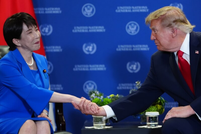 日本首相高市早苗（左）23日在紐約與美國總統川普（右）會談。（美聯社）