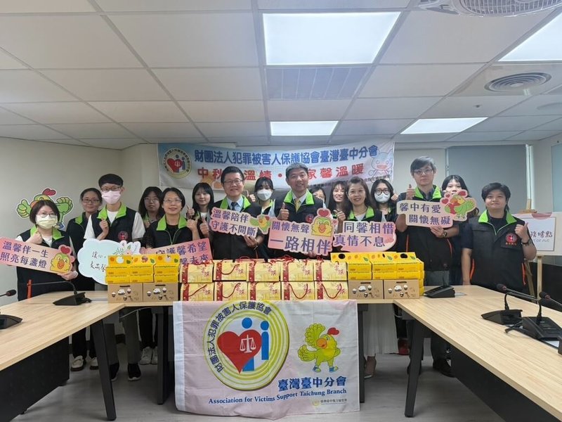 中秋節將屆，犯保協會台中分會近期辦理中秋節關懷慰問活動，日前準備秋節禮盒及慰問金，由台中分會專任人員及保護志工組成送暖團隊，前往關懷馨生家庭。（犯保協會台中分會提供）中央社記者蘇木春傳真　115年9月23日