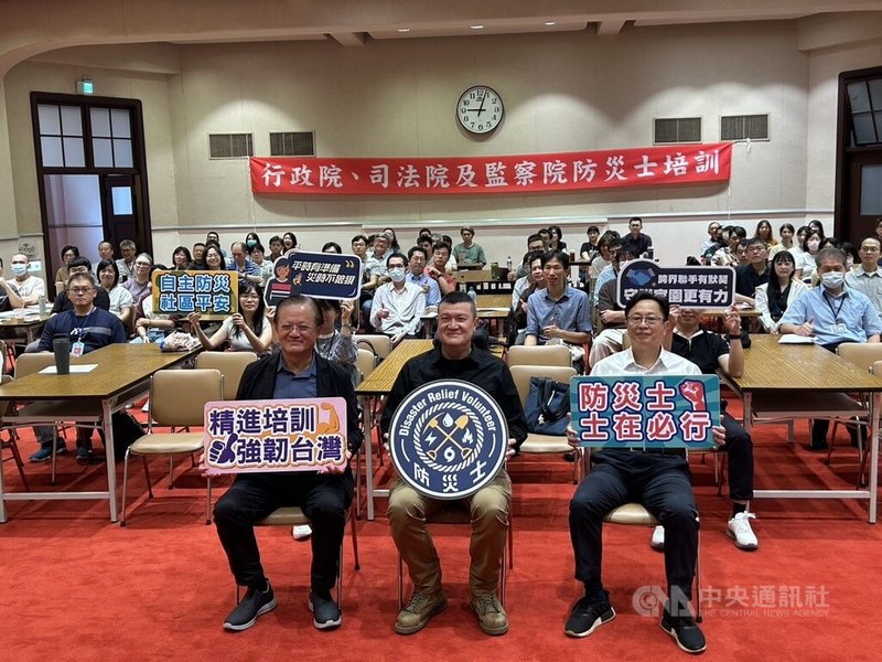 115年行政院、司法院及監察院防災士培訓23日在行政院展開為期兩天的訓練課程，內政部次長馬士元（中）期勉提升機關自主應變能量，也增加人員應變災害能力。中央社記者賴于榛攝　115年9月23日