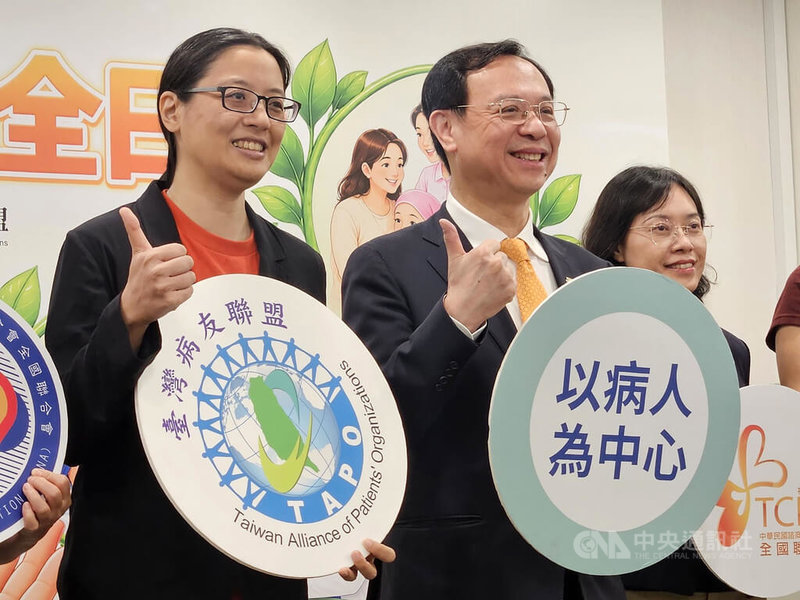 台灣病友聯盟23日舉辦2026世界病人安全日記者會，理事長吳鴻來（左）呼籲病人應參與病安治理，落實以病人為中心的安全照護。圖右2為衛福部長石崇良。中央社記者陳婕翎攝　115年9月23日