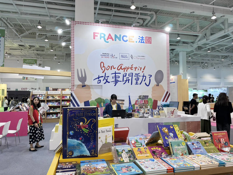「2026台灣國際兒童及青少年嘉年華」23日在高雄展覽館開幕，今年書展主題國是法國，恰逢「小王子」出版80週年，展場內以此為主題打造創作交流空間。中央社記者林巧璉攝　115年9月23日
