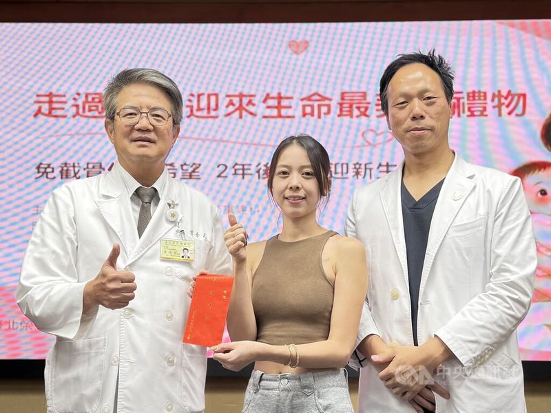 台北榮民總醫院2017年發展出「免截骨原位冷凍」生物性重建技術至今，已成功完成202例，院方23日舉行記者會分享成果，也邀請受惠於此技術的王小姐（中）現身說法。中央社記者沈佩瑤攝　115年9月23日