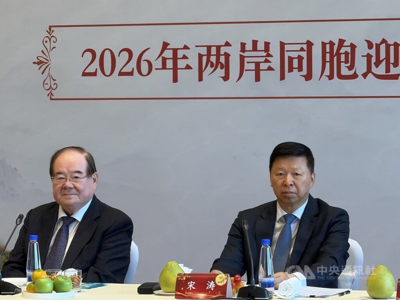 中國大陸國台辦主辦的「月滿京華、情牽兩岸—2026年兩岸同胞迎中秋聯誼活動」23日在北京雁棲湖舉行。圖為國台辦主任宋濤（右）與國民黨副主席李乾龍（左）。中央社記者呂佳蓉北京攝　115年9月23日