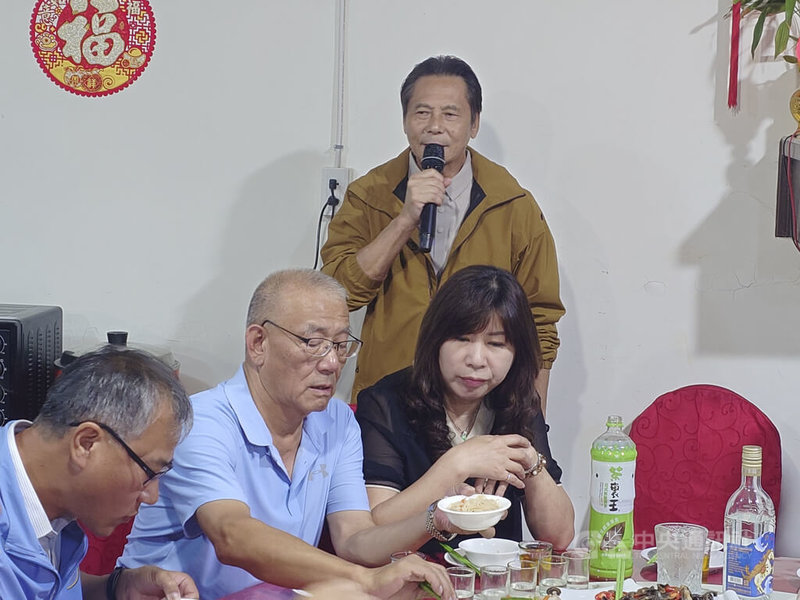 爭取連任的連江縣長王忠銘（後站立者）23日晚間參加高中教師節餐會，針對地方人士評估選情五五波，他接受中央社記者訪問表示，選前評估不一定準確，選民的想法與意見才最重要。中央社記者潘欣彤攝　115年9月23日
