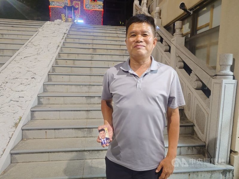 無黨籍連江縣長參選人曹爾元(圖)23日晚間參與高中教師節餐會,對於地方人士評估選情五五波,他認為十分合理,對手雖有現任優勢,但自己也靠勤跑家戶拜訪,爭取支持。中央社記者潘欣彤攝 115年9月23日