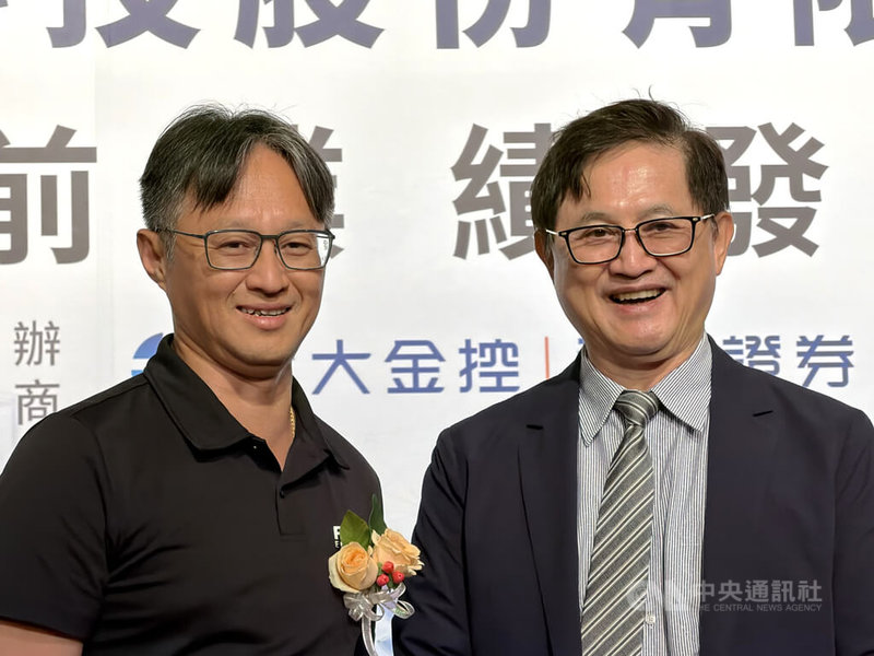 快閃記憶體控制晶片廠群聯電子創辦人暨執行長潘健成（左），23日出席和碩集團旗下東擎科技上市前業績發表會，與和碩董事長童子賢（右）同台，並談到群聯與東擎的合作計畫。中央社記者吳家豪攝　115年9月23日