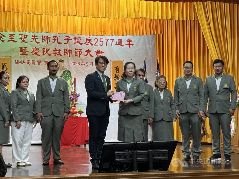 駐泰副代表董思齊（左前）23日晚出席泰國中華會館舉辦的紀念孔子誕辰暨慶祝教師節活動，頒獎給與會師生。中央社記者李宗憲曼谷攝　115年9月23日