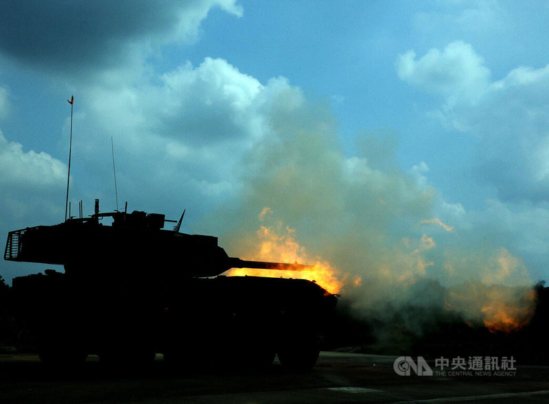 國防部軍備局23日在陸軍南測中心進行105公厘輪型戰車量產車型性能展示,這次實彈射擊共射擊6發105公厘高爆戰防曳光彈。中央社記者郭日曉攝 115年9月23日